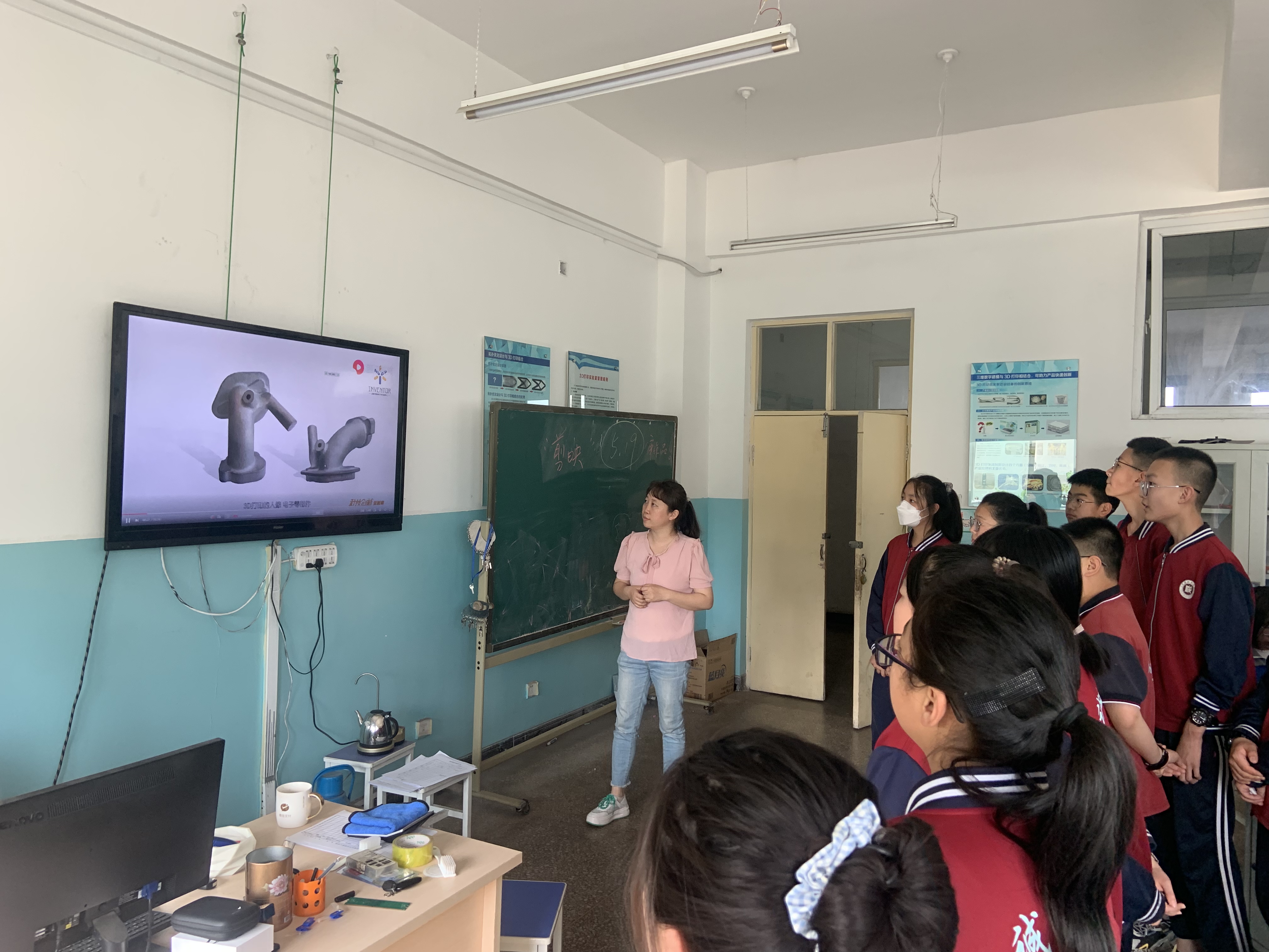 机械系王丽萍老师与同学们一起观看3D打印视频讲解.jpg