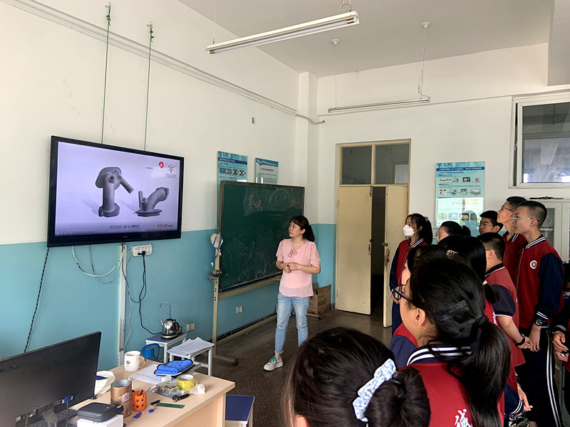 机械系王丽萍老师与同学们一起观看3D打印视频讲解_副本.jpg